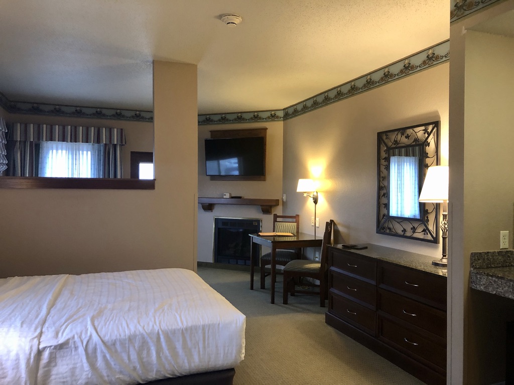 Zehnder's Splash Village Family Suite room with partition to separate sitting area. 