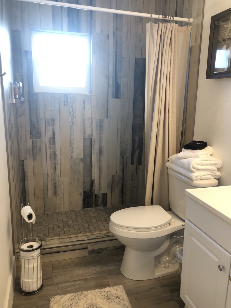Main bathroom with tile shower