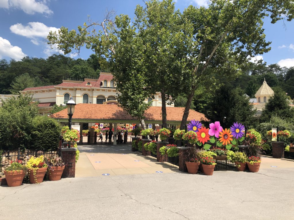 Dollywood ticket entrance.  Dollywood reviews.