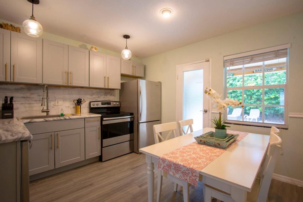 kitchen/dining area 